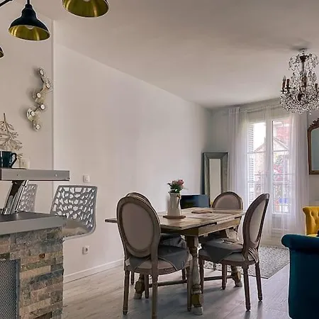 Cosy With Balcony Near The *