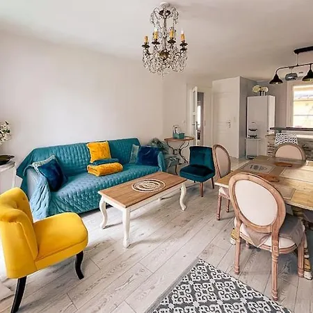 아파트 Cosy With Balcony Near The *